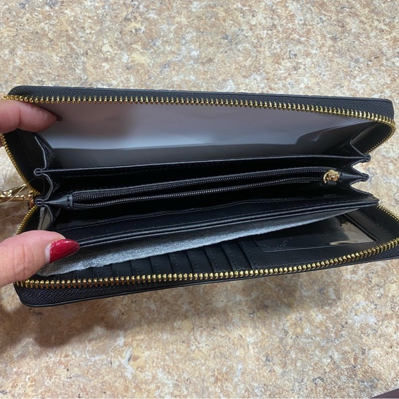 Michael Kors Jet Set Large Travel Continental Black Wallet NWT - Picture 3 of 10